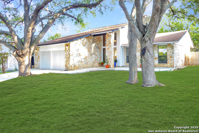 Listing photo id 0 for 2926 Quail Oak