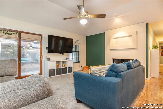 Listing photo id 5 for 4415 Shavano Way