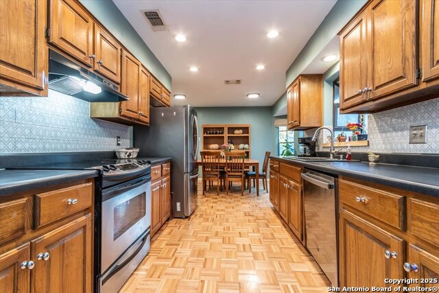 Listing photo id 7 for 4415 Shavano Way