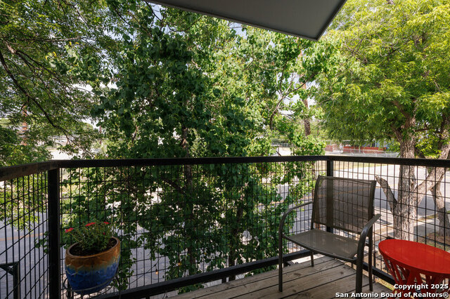 Listing photo id 11 for 430 Burleson