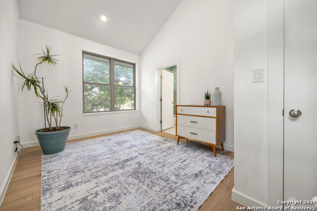 Listing photo id 12 for 430 Burleson