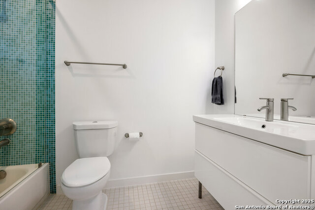Listing photo id 13 for 430 Burleson