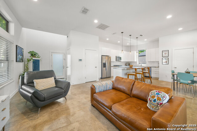 Listing photo id 2 for 430 Burleson