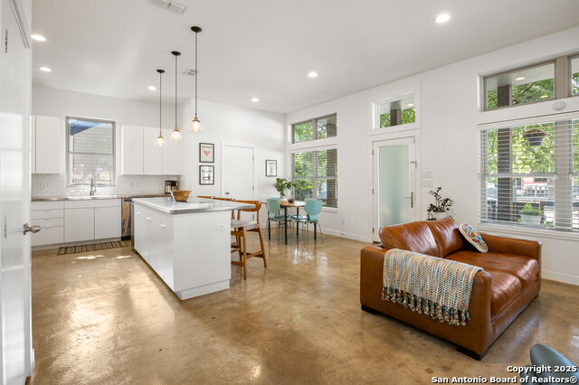 Listing photo id 3 for 430 Burleson