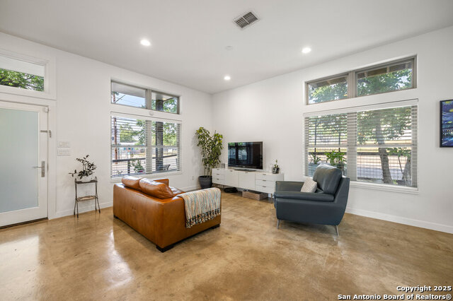Listing photo id 4 for 430 Burleson