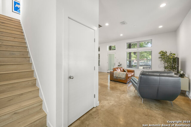 Listing photo id 7 for 430 Burleson