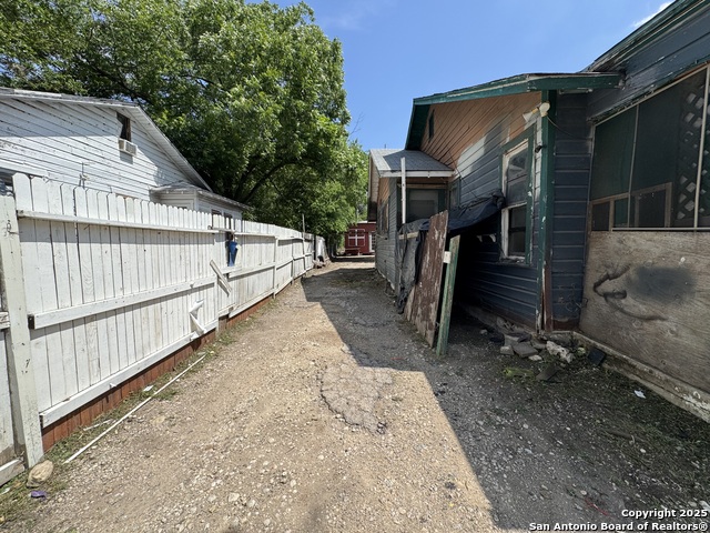 Listing photo id 19 for 707 John Page Dr