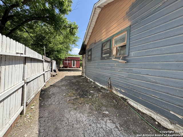 Listing photo id 20 for 707 John Page Dr