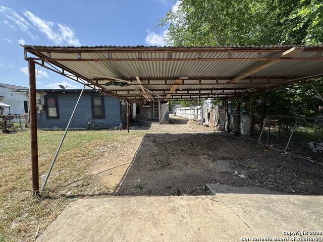Listing photo id 27 for 707 John Page Dr