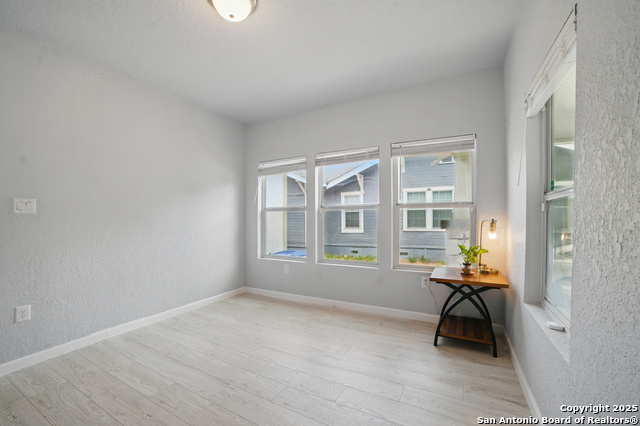 Listing photo id 10 for 223 Glenwood