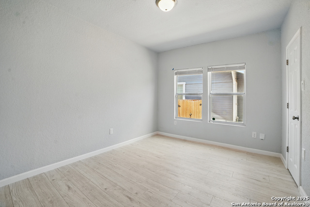 Listing photo id 12 for 223 Glenwood