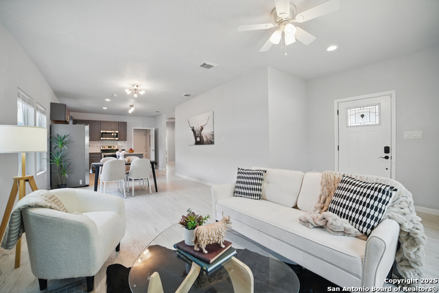 Listing photo id 1 for 223 Glenwood