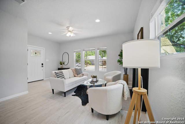 Listing photo id 2 for 223 Glenwood