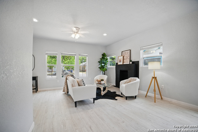Listing photo id 3 for 223 Glenwood