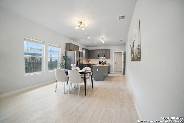 Listing photo id 4 for 223 Glenwood