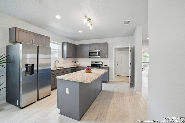 Listing photo id 6 for 223 Glenwood