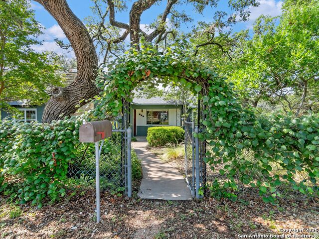 Listing photo id 3 for 131 Bess  