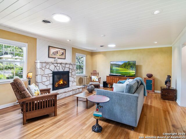 Listing photo id 4 for 131 Bess  