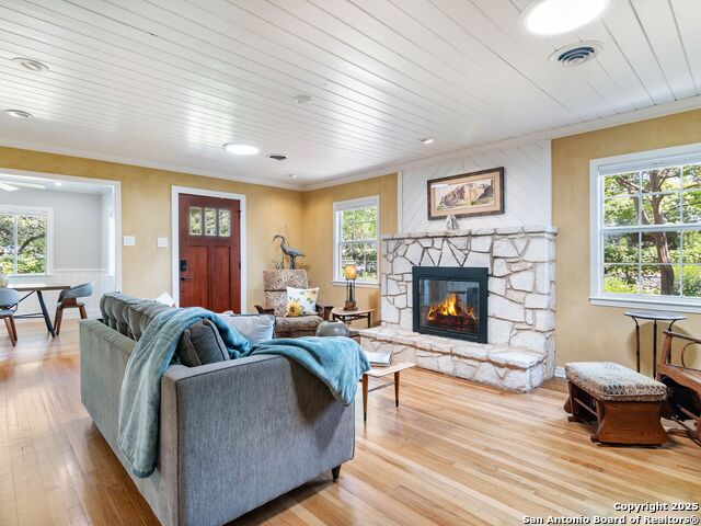 Listing photo id 5 for 131 Bess  