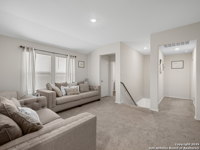 Listing photo id 10 for 6416 Embankment