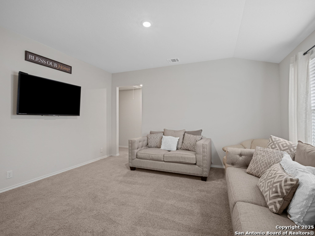 Listing photo id 11 for 6416 Embankment