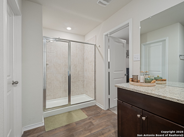 Listing photo id 14 for 6416 Embankment