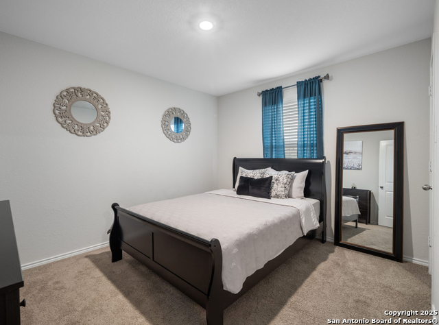 Listing photo id 15 for 6416 Embankment