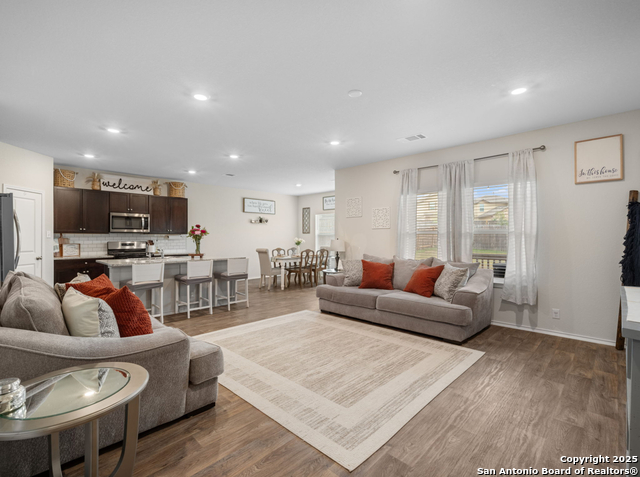 Listing photo id 3 for 6416 Embankment