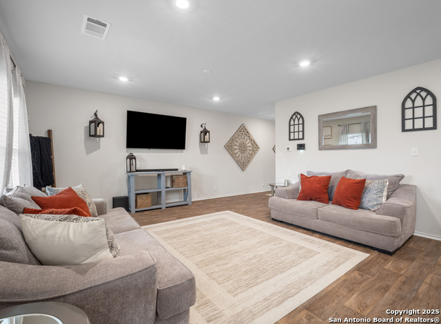 Listing photo id 4 for 6416 Embankment