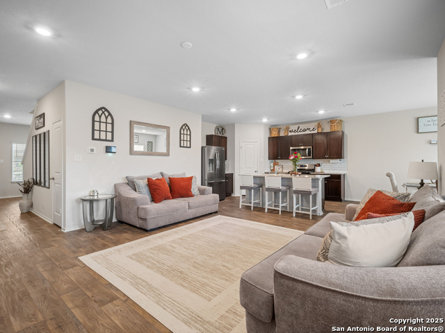 Listing photo id 5 for 6416 Embankment