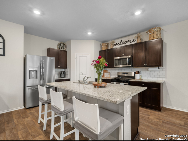 Listing photo id 6 for 6416 Embankment
