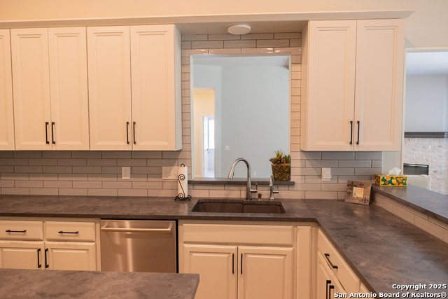 Listing photo id 0 for 607 San Dizier