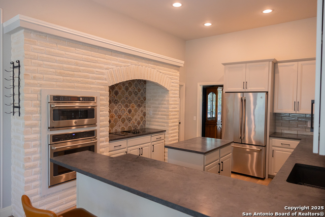 Listing photo id 1 for 607 San Dizier