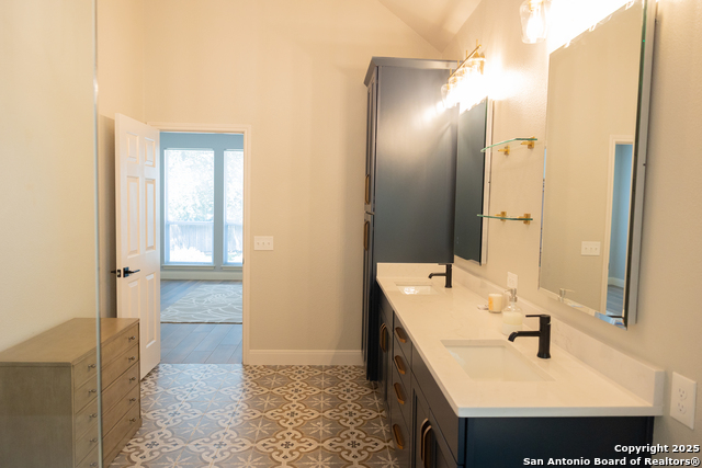 Listing photo id 31 for 607 San Dizier