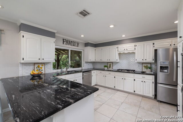 Listing photo id 13 for 611 San Diego
