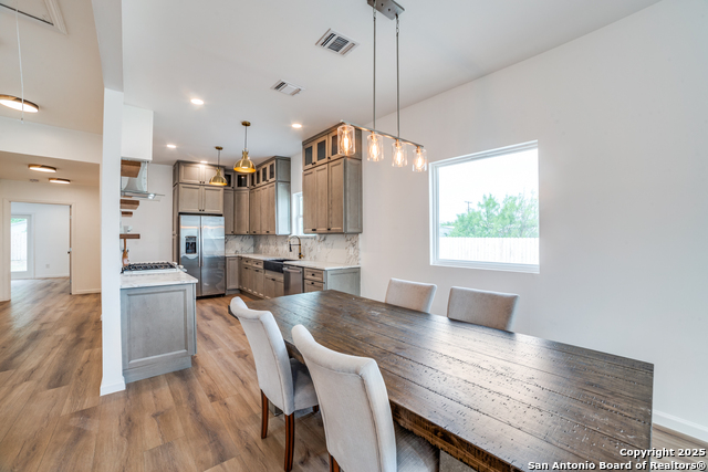 Listing photo id 9 for 824 Elmwood