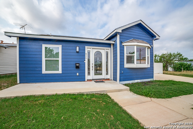 Listing photo id 0 for 824 Elmwood
