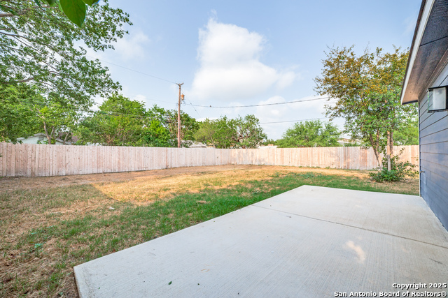 Listing photo id 20 for 824 Elmwood
