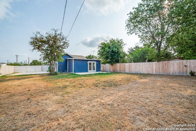 Listing photo id 22 for 824 Elmwood