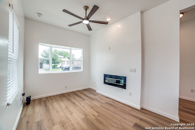 Listing photo id 3 for 824 Elmwood