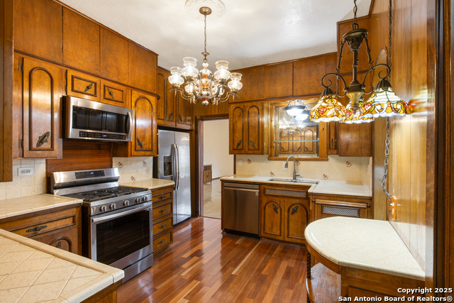 Listing photo id 11 for 2150 Summit Avenue W