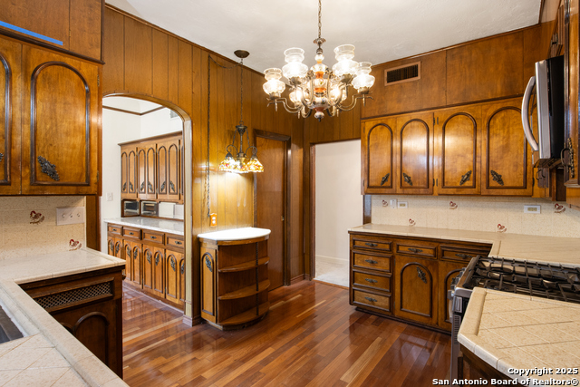 Listing photo id 12 for 2150 Summit Avenue W