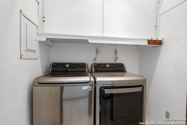 Listing photo id 17 for 2150 Summit Avenue W
