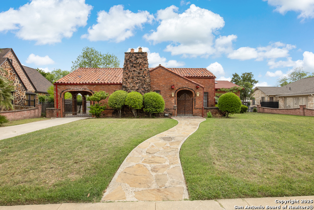 Listing photo id 0 for 2150 Summit Avenue W