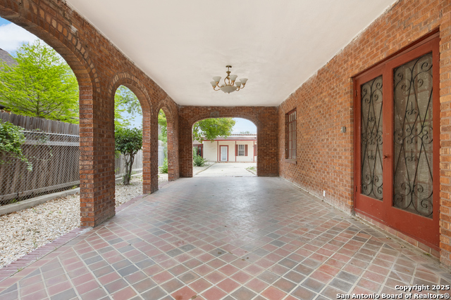 Listing photo id 19 for 2150 Summit Avenue W