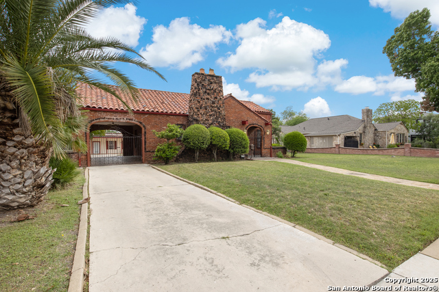 Listing photo id 2 for 2150 Summit Avenue W