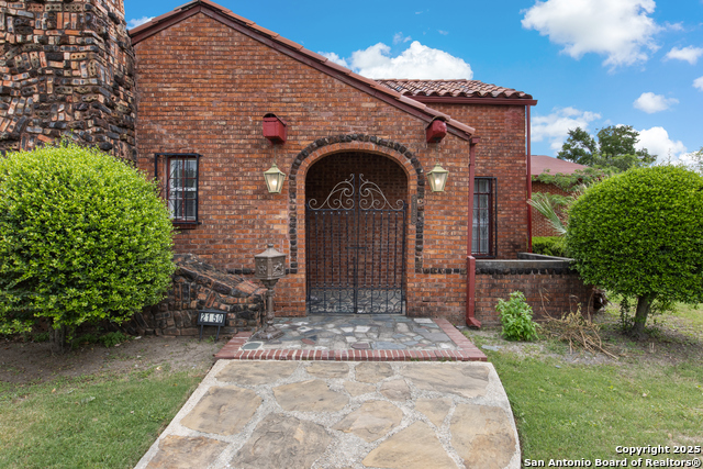 Listing photo id 3 for 2150 Summit Avenue W