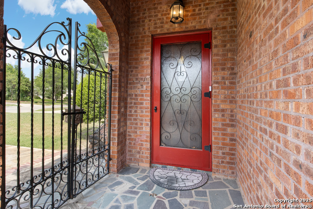 Listing photo id 4 for 2150 Summit Avenue W