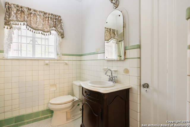 Listing photo id 7 for 2150 Summit Avenue W