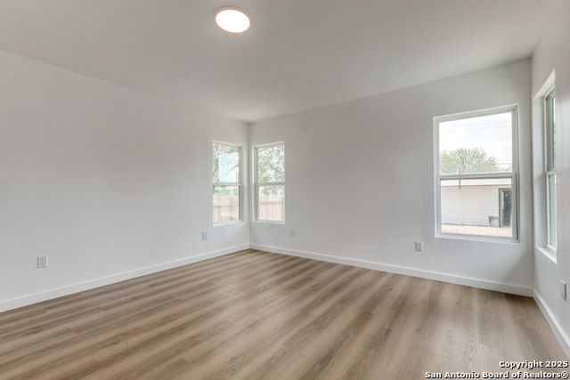 Listing photo id 11 for 602 John Page